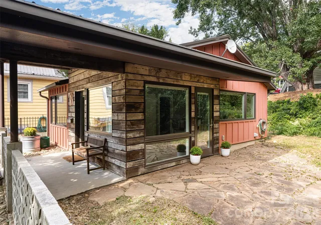 Photo 3 of Single family home for sale at 82 Mount Clare Ave, Asheville, NC 28801 | MLS# 4421448 | Listing updated on 2026-09-23