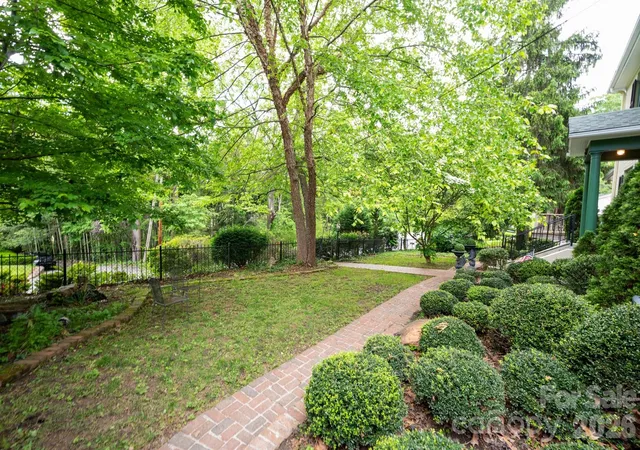 Photo 3 of Single family home for sale at 303 Country Clb Rd, Asheville, NC 28804 | MLS# 4421452 | Listing updated on 2026-09-22