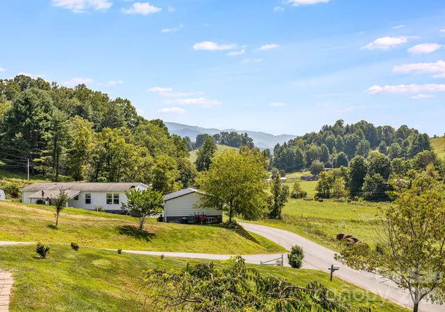 Photo 4 of Single family home for sale at 582 John Henry Rd, Burnsville, NC 28714 | MLS# 4421454 | Listing updated on 2026-09-07