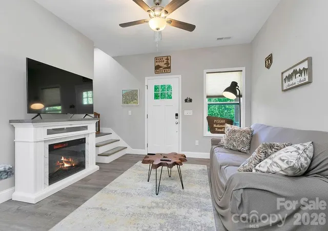 Photo 3 of Single family home for sale at 46 Old Chestnut Ln, Hendersonville, NC 28739 | MLS# 4421503 | Listing updated on 2026-09-23
