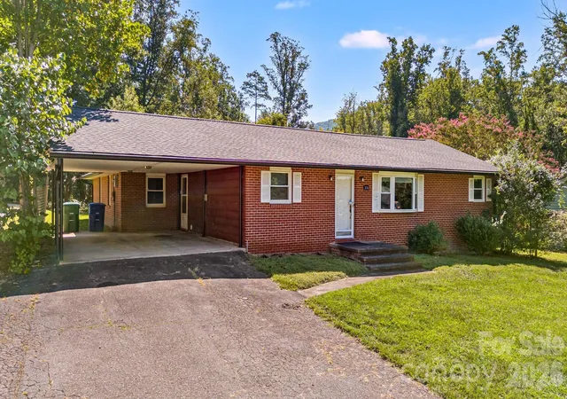 Photo 1 of Single family home for sale at 376 School Rd E, Asheville, NC 28803 | MLS# 4421506 | Listing updated on 2026-09-25