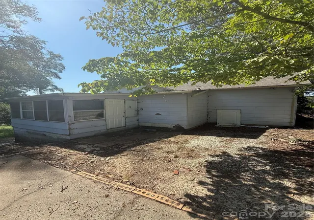 Photo 1 of Single family home for sale at 1516 N Aspen St, Lincolnton, NC 28092 | MLS# 4421512 | Listing updated on 2026-09-05