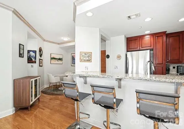Listing Photo 4 - Condo for sale in building located at 401 N Church St, Charlotte, NC 28202 - Unit #607