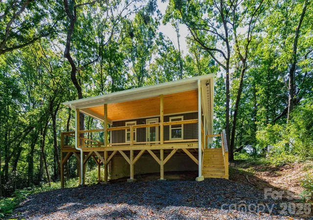 Single family home for sale at 137 E Arbutus Trl, Hendersonville, NC 28792 | MLS# 4421558 | Listing updated on 2026-09-25