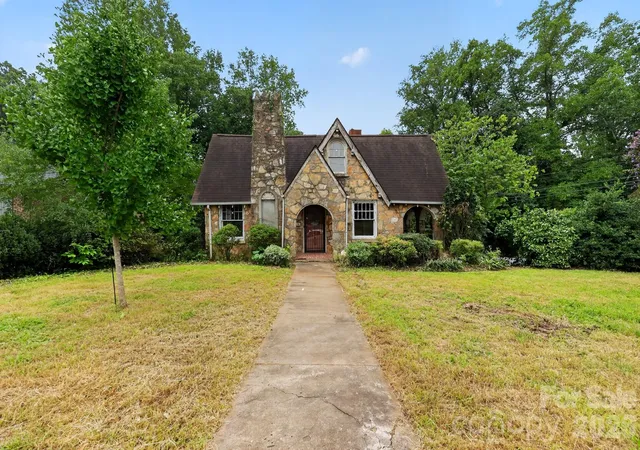 Photo 1 of Single family home for sale at 506 5th Avenue Se, Hickory, NC 28602 | MLS# 4421563 | Listing updated on 2026-09-21