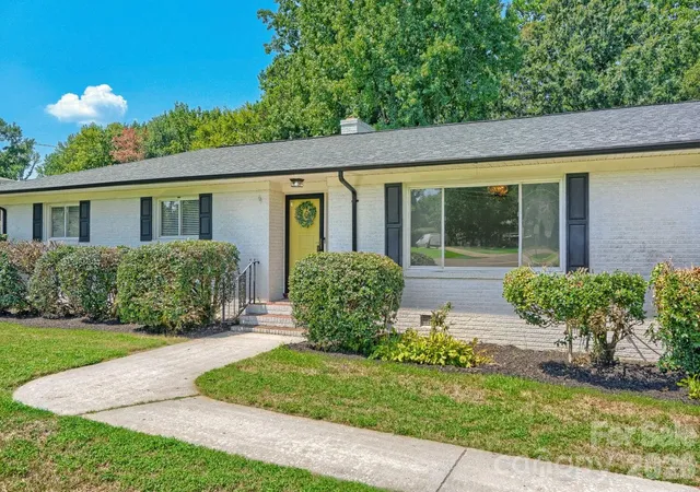 Photo 1 of Single family home for sale at 6607 Indian Ln, Charlotte, NC 28213 | MLS# 4421590 | Listing updated on 2026-09-23