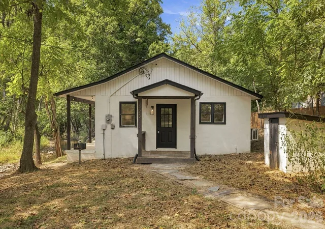 Photo 1 of Single family home for sale at 423 Reems Crk Rd, Weaverville, NC 28787 | MLS# 4421610 | Listing updated on 2026-09-17