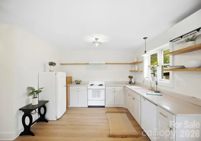 Photo 3 of Single family home for sale at 423 Reems Crk Rd, Weaverville, NC 28787 | MLS# 4421610 | Listing updated on 2026-09-17
