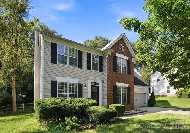 Photo 2 of Single family home for sale at 10409 Northwoods Forest Dr, Charlotte, NC 28214 | MLS# 4421652 | Listing updated on 2026-09-12