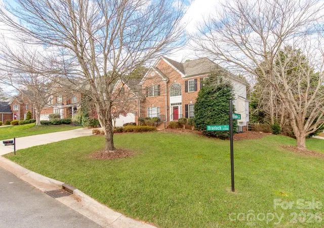 Photo 3 of Single family home for sale at 12323 Braeloch Ct, Huntersville, NC 28078 | MLS# 4421656 | Listing updated on 2026-09-21