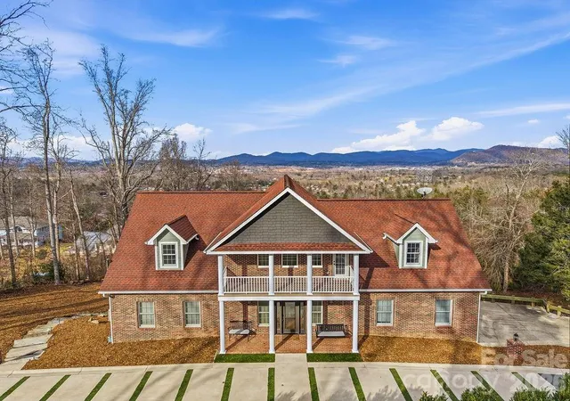 Photo 2 of Single family home for sale at 38 Sweetwater Oaks Dr, Fletcher, NC 28732 | MLS# 4421659 | Listing updated on 2026-09-28