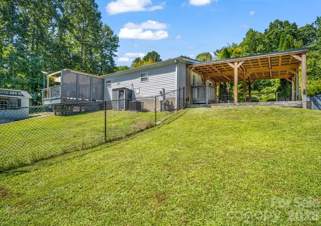 Photo 3 of Single family home for sale at 14 Old Possum Holler Rd, Hendersonville, NC 28739 | MLS# 4421705 | Listing updated on 2026-09-27