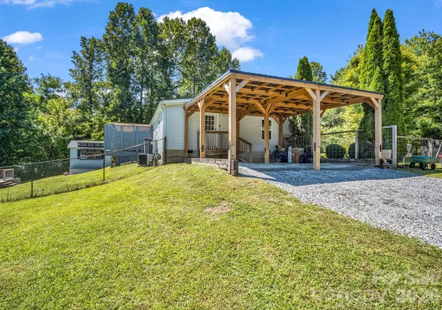 Photo 3 of Single family home for sale at 14 Old Possum Holler Rd, Hendersonville, NC 28739 | MLS# 4421705 | Listing updated on 2026-09-27