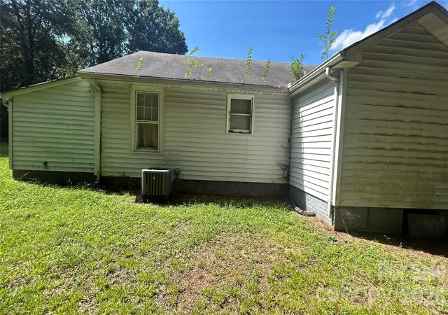 Photo 4 of Single family home for sale at 1105 Davis St, Salisbury, NC 28146 | MLS# 4421718 | Listing updated on 2026-09-05
