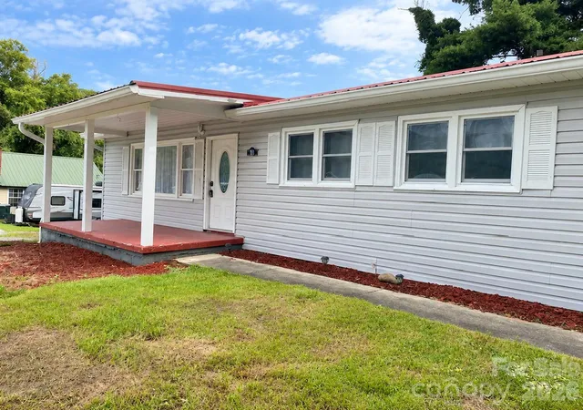 Photo 2 of Single family home for sale at 93 Valley View Cir, Waynesville, NC 28786 | MLS# 4421787 | Listing updated on 2026-09-05