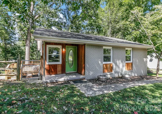 Photo 2 of Single family home for sale at 16 Merlin Way, Asheville, NC 28806 | MLS# 4421795 | Listing updated on 2026-09-23