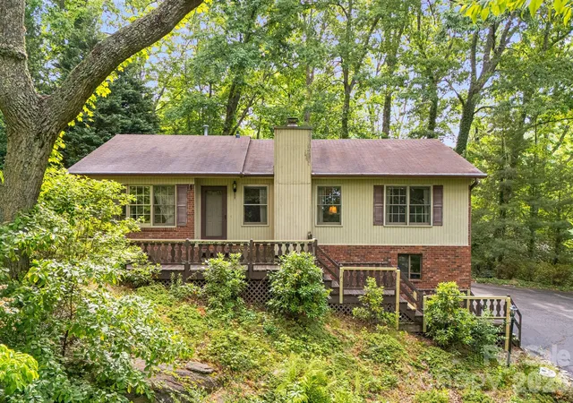 Photo 1 of Single family home for sale at 636 Goldview Dr, Hendersonville, NC 28791 | MLS# 4421812 | Listing updated on 2026-09-07