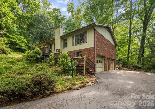 Photo 3 of Single family home for sale at 636 Goldview Dr, Hendersonville, NC 28791 | MLS# 4421812 | Listing updated on 2026-09-07