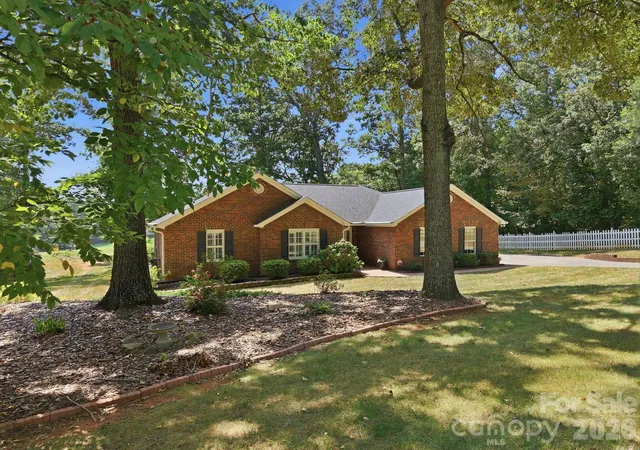 Photo 3 of Single family home for sale at 712 Wildwood Dr, Salisbury, NC 28146 | MLS# 4421880 | Listing updated on 2026-09-05
