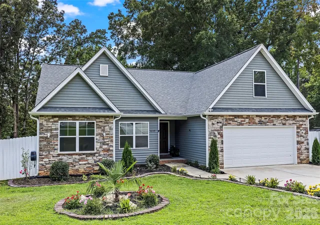 Photo 2 of Single family home for sale at 4049 Fincher Rd, Matthews, NC 28104 | MLS# 4421902 | Listing updated on 2026-09-09