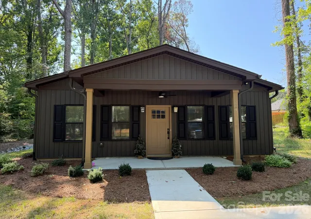 Photo 1 of Single family home for sale at 204 E Poplar St, Stanley, NC 28164 | MLS# 4421958 | Listing updated on 2026-09-28