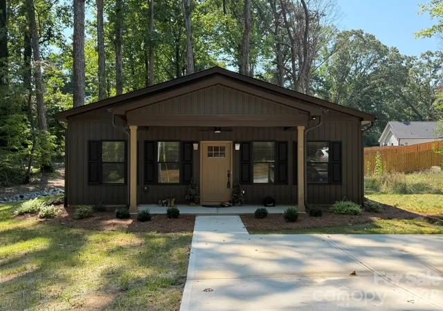 Photo 2 of Single family home for sale at 204 E Poplar St, Stanley, NC 28164 | MLS# 4421958 | Listing updated on 2026-09-28