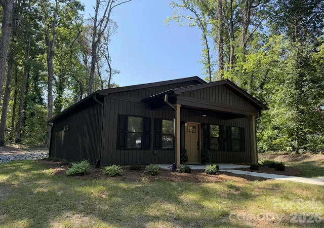 Photo 3 of Single family home for sale at 204 E Poplar St, Stanley, NC 28164 | MLS# 4421958 | Listing updated on 2026-09-28