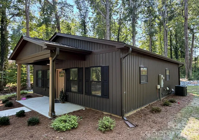 Photo 3 of Single family home for sale at 204 E Poplar St, Stanley, NC 28164 | MLS# 4421958 | Listing updated on 2026-09-28