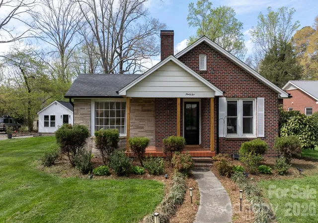 Photo 1 of Single family home for sale at 95 18th Avenue Nw, Hickory, NC 28601 | MLS# 4422002 | Listing updated on 2026-09-13
