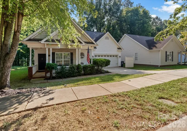 Photo 1 of Single family home for sale at 13502 Glencreek Ln, Huntersville, NC 28078 | MLS# 4422047 | Listing updated on 2026-09-06