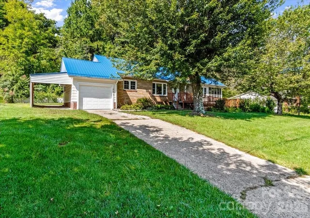Photo 2 of Single family home for sale at 422 Altapass Hwy, Spruce Pine, NC 28777 | MLS# 4422075 | Listing updated on 2026-09-08