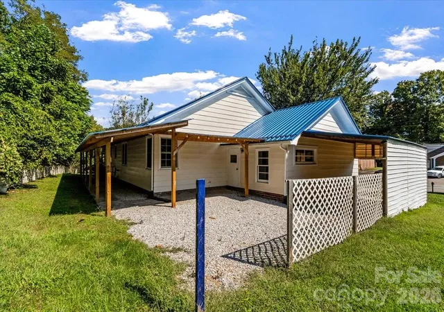 Photo 3 of Single family home for sale at 422 Altapass Hwy, Spruce Pine, NC 28777 | MLS# 4422075 | Listing updated on 2026-09-08