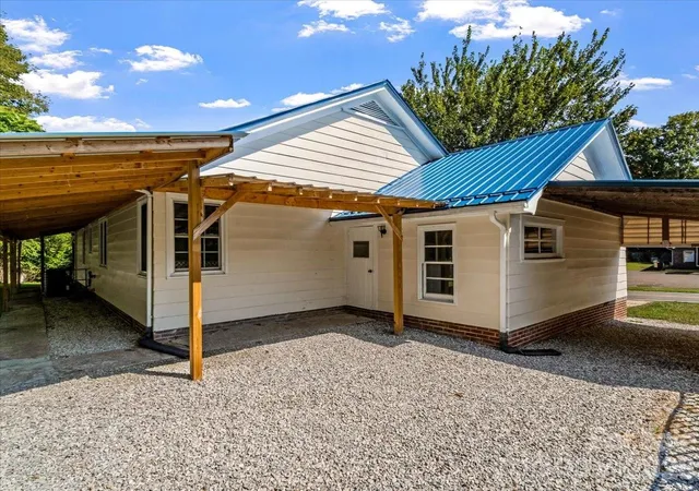 Photo 3 of Single family home for sale at 422 Altapass Hwy, Spruce Pine, NC 28777 | MLS# 4422075 | Listing updated on 2026-09-08