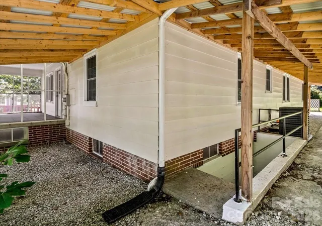 Photo 4 of Single family home for sale at 422 Altapass Hwy, Spruce Pine, NC 28777 | MLS# 4422075 | Listing updated on 2026-09-08