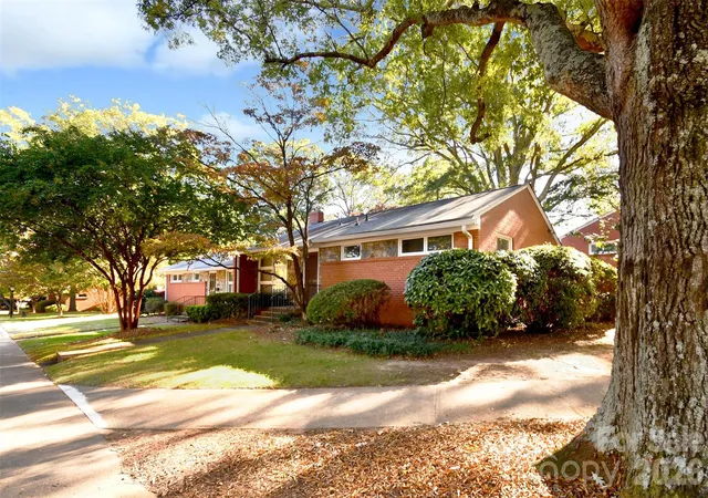 Photo 2 of Single family home for sale at 4547 Woodlark Ln, Charlotte, NC 28211 | MLS# 4422173 | Listing updated on 2026-09-06