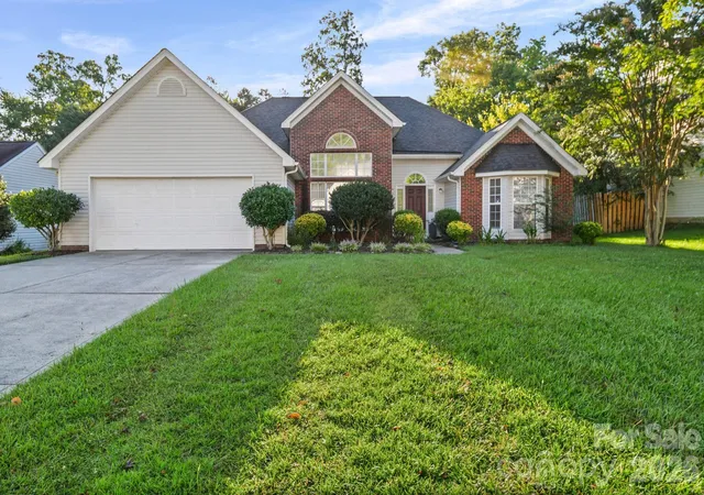 Single family home for sale at 6414 Goldenblush Cir, Charlotte, NC 28269 | MLS# 4422176