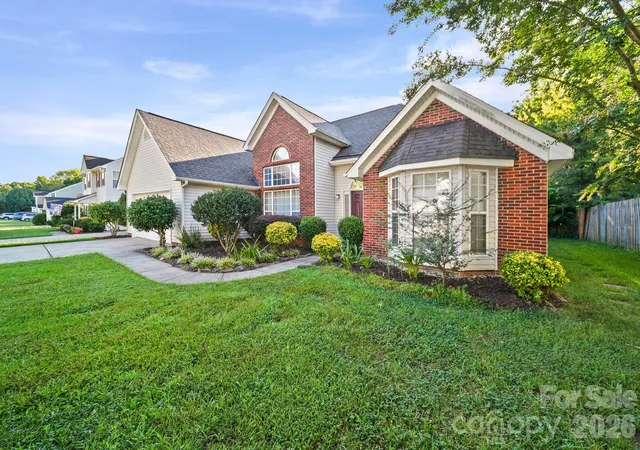 Photo 2 of Single family home for sale at 6414 Goldenblush Cir, Charlotte, NC 28269 | MLS# 4422176 | Listing updated on 2026-10-29