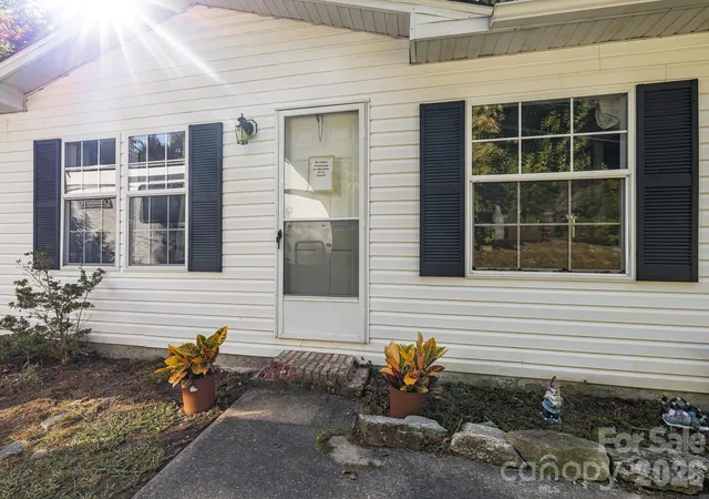 Photo 1 of Single family home for sale at 96 Fallswood Ct, Hendersonville, NC 28739 | MLS# 4422218 | Listing updated on 2026-10-03