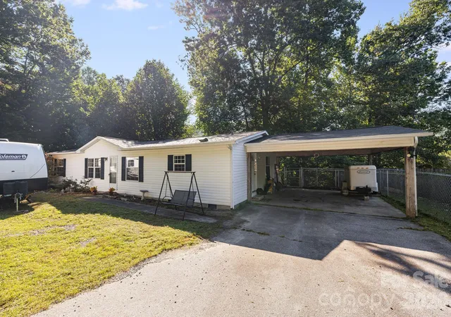 Photo 2 of Single family home for sale at 96 Fallswood Ct, Hendersonville, NC 28739 | MLS# 4422218 | Listing updated on 2026-10-03