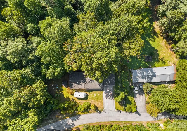 Photo 3 of Single family home for sale at 96 Fallswood Ct, Hendersonville, NC 28739 | MLS# 4422218 | Listing updated on 2026-10-03
