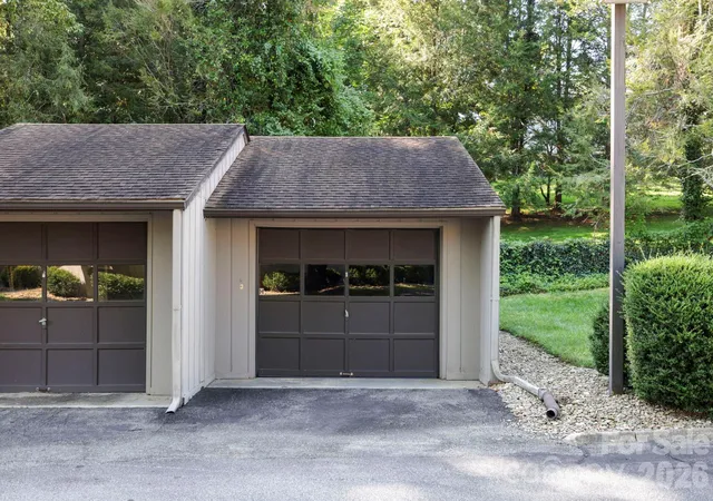 Photo 2 of Sale Pending at 10 Lakemoor Ln, Hendersonville, NC 28739 | MLS# 4422222 | Listing updated on 2026-10-02