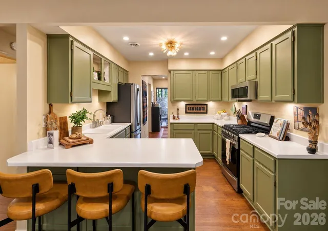 Photo 3 of Sale Pending at 10 Lakemoor Ln, Hendersonville, NC 28739 | MLS# 4422222 | Listing updated on 2026-10-02