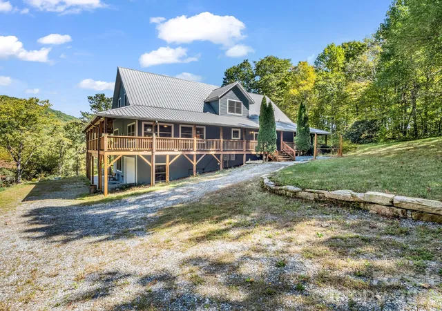 Photo 3 of Single family home for sale at 119 Mountain Blf Trl, Hendersonville, NC 28792 | MLS# 4422233 | Listing updated on 2026-10-02