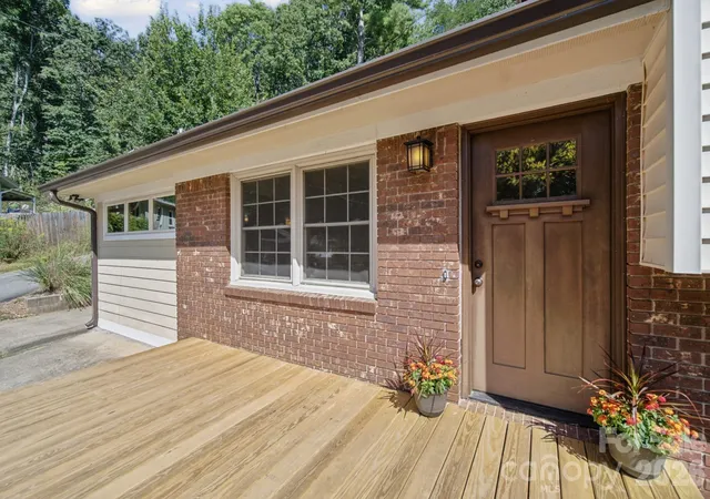 Photo 2 of Single family home for sale at 35 Clement Dr, Asheville, NC 28805 | MLS# 4422265 | Listing updated on 2026-10-06
