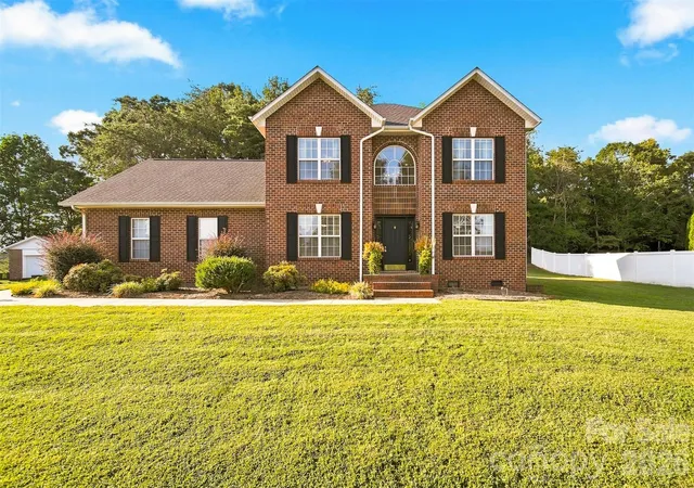 Photo 2 of Single family home for sale at 5171 Butner Dr, Hickory, NC 28602 | MLS# 4422279 | Listing updated on 2026-09-12