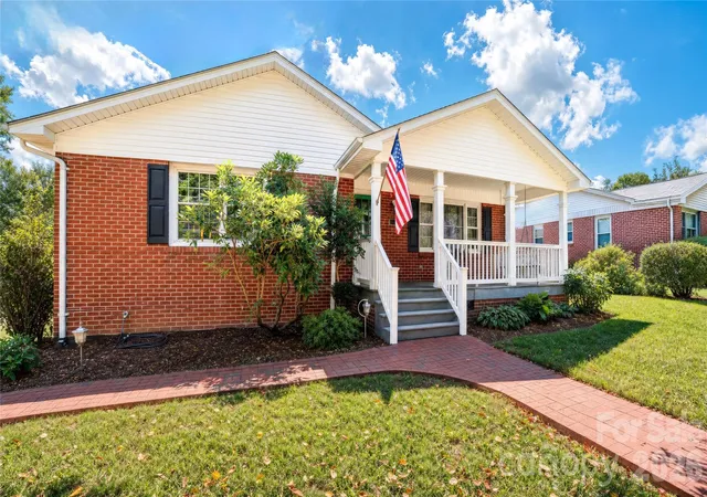 Photo 1 of Single family home for sale at 115 N Chestnut St, Morganton, NC 28655 | MLS# 4422295 | Listing updated on 2026-09-08