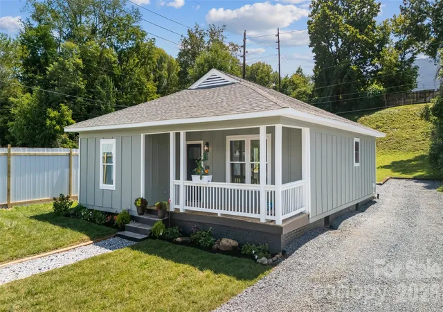 Photo 1 of Single family home for sale at 156 Edwards Ave, Swannanoa, NC 28778 | MLS# 4422334 | Listing updated on 2026-10-04