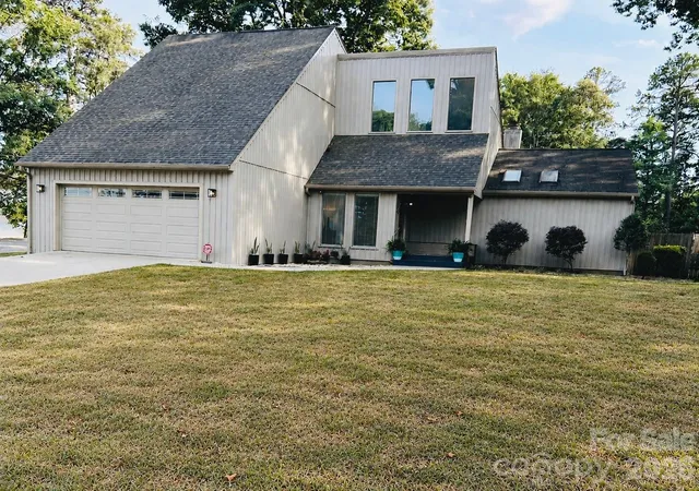 Photo 1 of Single family home for sale at 496 17th Avenue Dr Ne, Hickory, NC 28601 | MLS# 4422368 | Listing updated on 2026-09-08