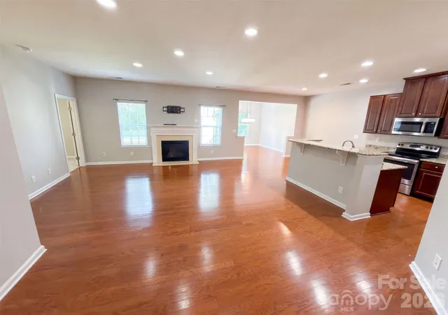 Photo 3 of Single family home for sale at 1006 Oakmere Rd, Waxhaw, NC 28173 | MLS# 4422374 | Listing updated on 2026-09-08