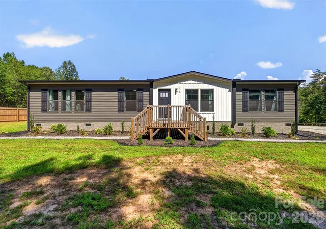Photo 1 of Single family home for sale at 316 Oak Grv Rd, Landrum, SC 29356 | MLS# 4422403 | Listing updated on 2026-09-29